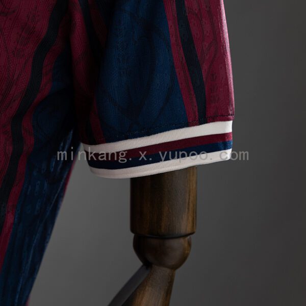 Camiseta FC Barcelona 2024/25 Local Aniversario — detalle manga