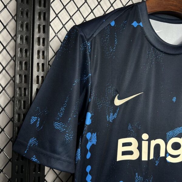 Camiseta Chelsea 2023/24 Pre-Partido - detalle escudo