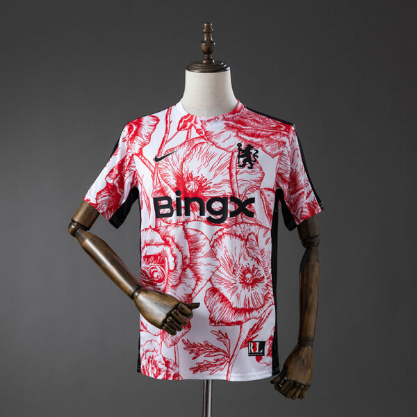Camiseta Chelsea 2023/24 Pre-Match - detalle escudo Chelsea Camiseta Chelsea 2023/24 Pre-Match - detalle escudo Chelsea