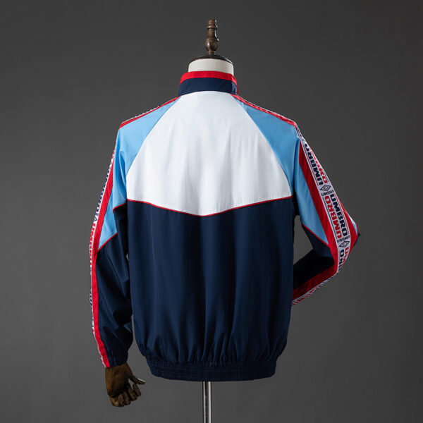 Camiseta Celta de Vigo 2023/24 Cortaviento — detalle logo Umbro