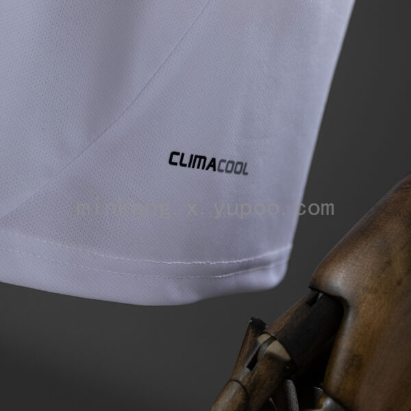 Camiseta Chelsea 2011/12 Visita Retro - detalle del escudo y logo Adidas