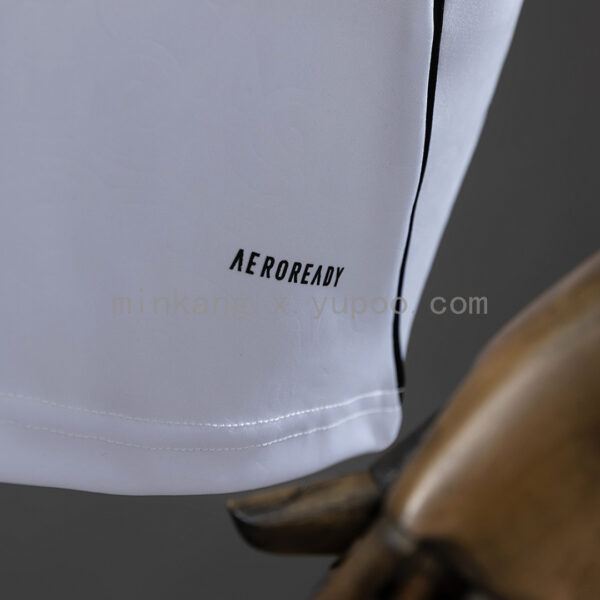 Camiseta Fulham 2024/25 Local - detalle escudo y logo Adidas