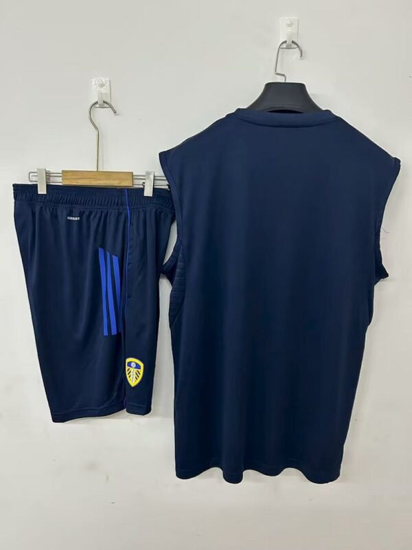 Camiseta Leeds United 2023/24 Entrenamiento - detalle escudo
