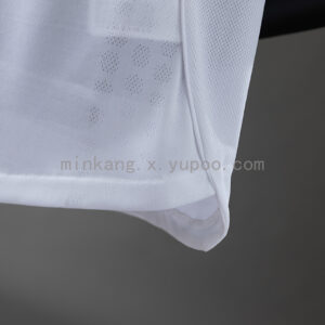 Camiseta Leeds United 2024/25 Local - detalle escudo y logo Adidas