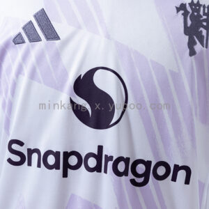 Camiseta Manchester United 2022/23 Tercera - detalle escudo