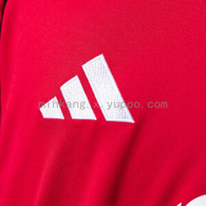Camiseta Manchester United 2023/24 Local - detalle escudo