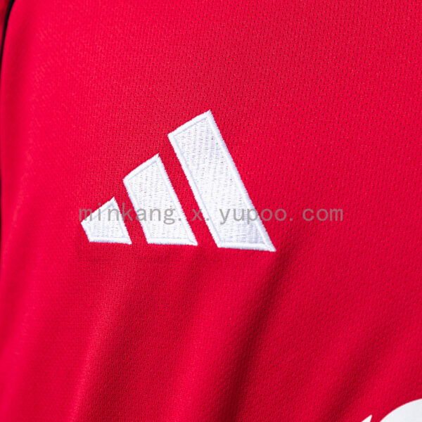Camiseta Manchester United 2023/24 Local - detalle escudo