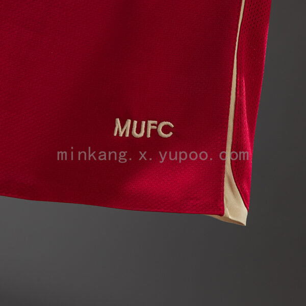Camiseta Manchester United 2006/07 Retro Local Version Jugador - detalle escudo