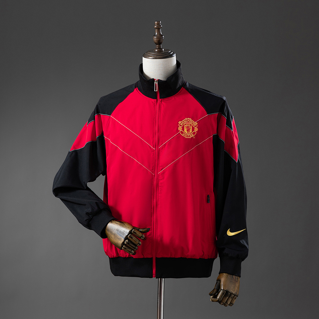Camiseta Manchester United 2023/24 Cortaviento - detalle escudo