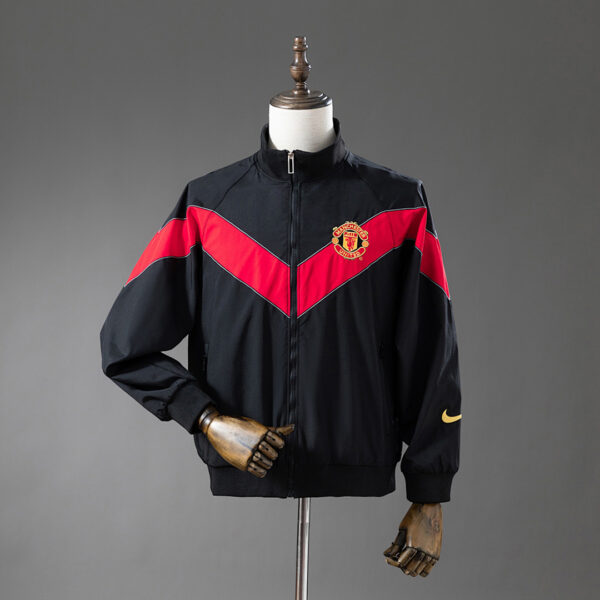 Camiseta Manchester United 2023/24 Cortaviento Entrenamiento - detalle escudo