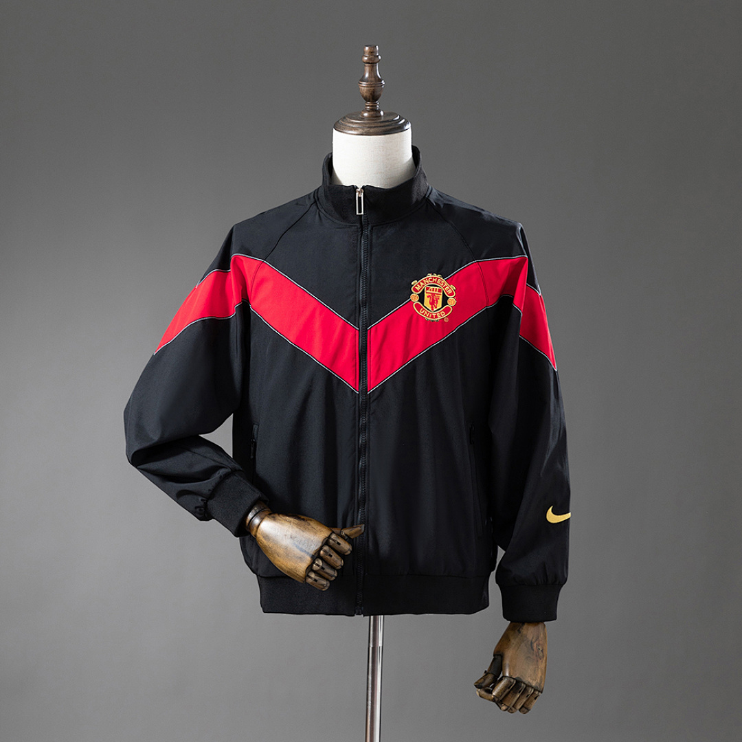 Camiseta Manchester United 2023/24 Cortaviento Entrenamiento - detalle escudo