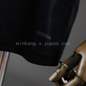 Camiseta Manchester United 2023/24 Visita - detalle escudo y logo Adidas
