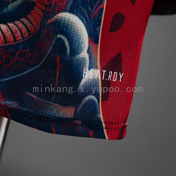 Camiseta Manchester United 2024 Edición Especial Año del Dragón Versión Jugador - detalle escudo del club