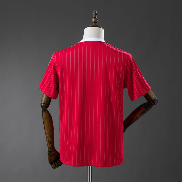 Camiseta Manchester United 1982 Retro Local - detalle escudo del club