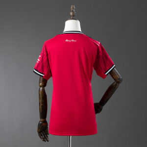 Camiseta Manchester United 2023/24 Local Mujer - detalle escudo