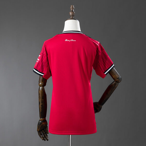 Camiseta Manchester United 2023/24 Local Mujer - detalle escudo