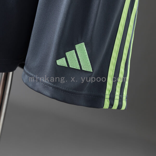 Camiseta Manchester United 2023/24 Entrenamiento Niño - detalle escudo