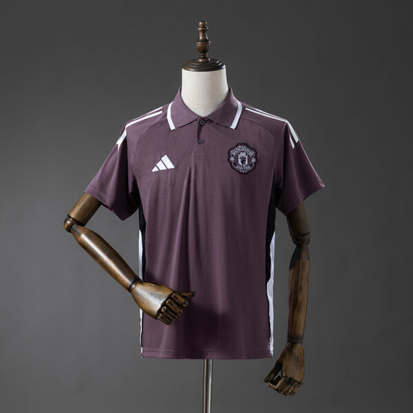 Camiseta Manchester United 2024/25 Polo - detalle escudo