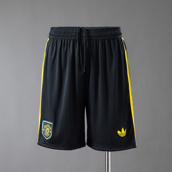 Camiseta Manchester United 2023/24 Tercera - detalle escudo