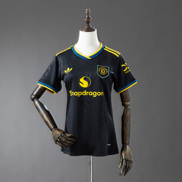 Camiseta Manchester United 2023/24 Tercera - detalle escudo