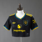 Camiseta Manchester United 2023/24 Tercera - detalle escudo