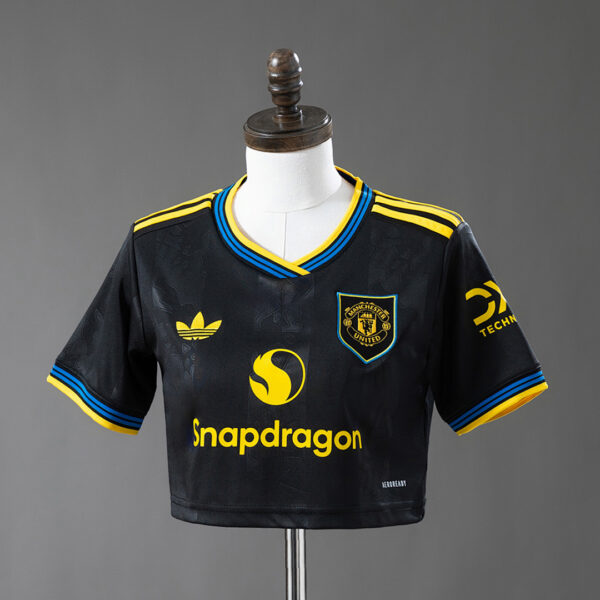 Camiseta Manchester United 2023/24 Tercera - detalle escudo