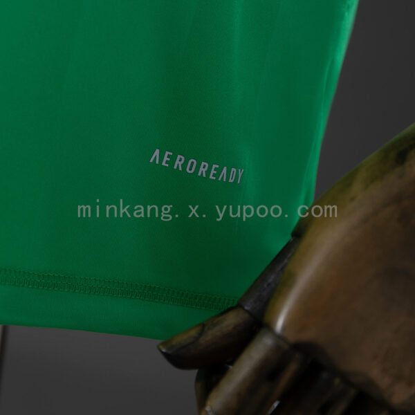Camiseta Manchester United 2023/24 Arquero - detalle escudo