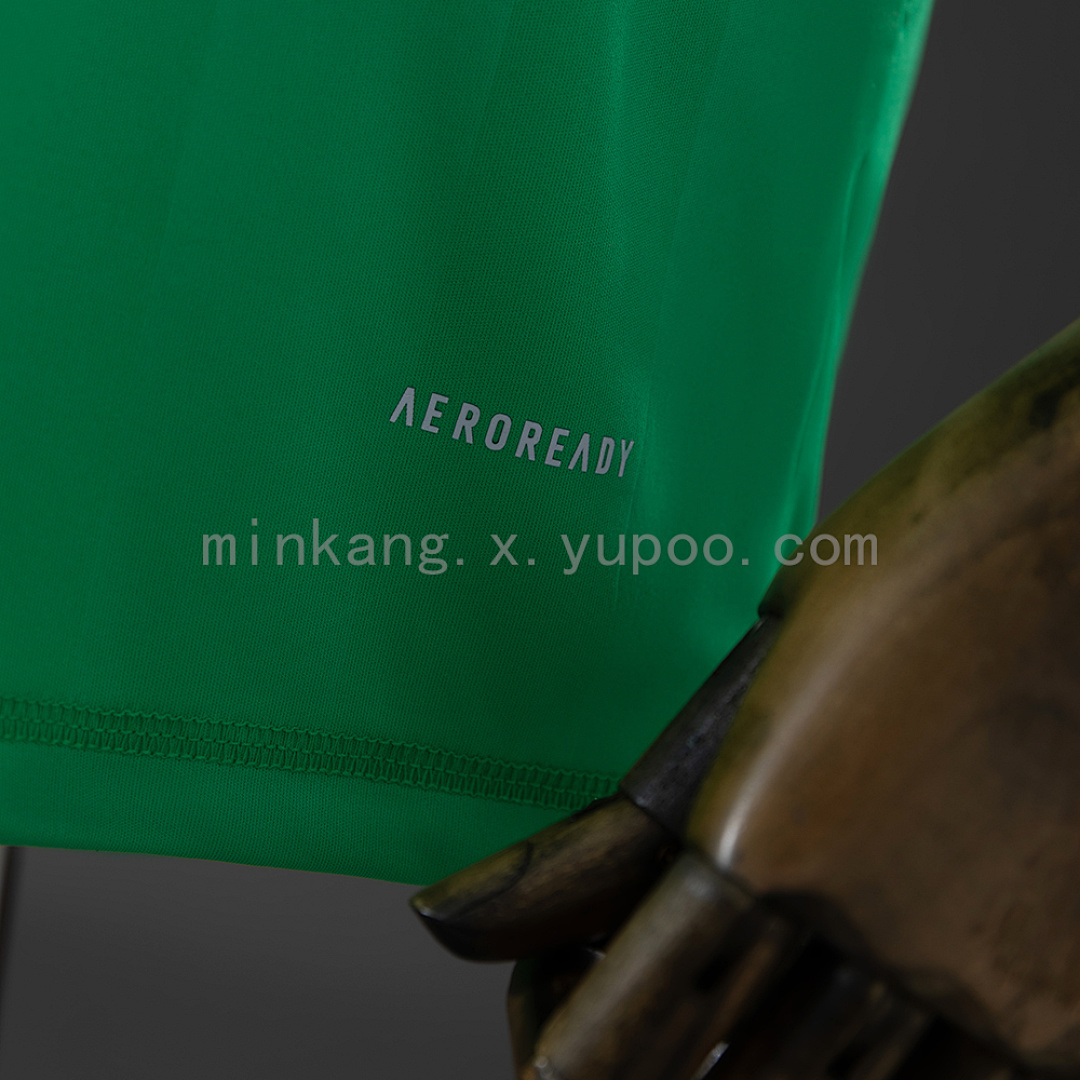 Camiseta Manchester United 2023/24 Arquero - detalle escudo