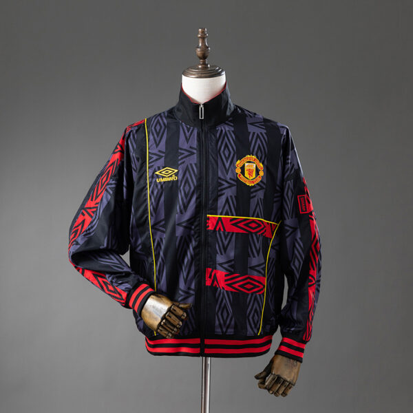 Camiseta Manchester United 1998/99 Cortaviento Retro - detalle escudo