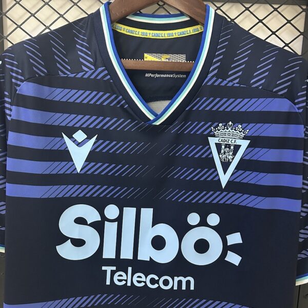 Camiseta Cadiz CF 2023/24 Tercera — detalle patrón de rayas
