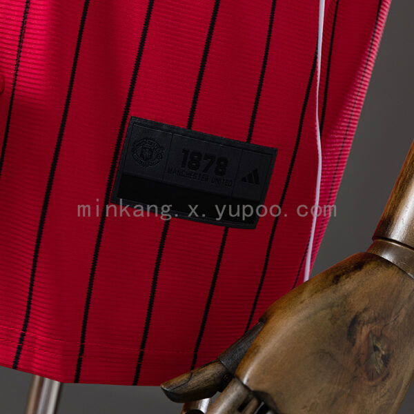 Camiseta Manchester United 2023/24 US Pack - detalle escudo