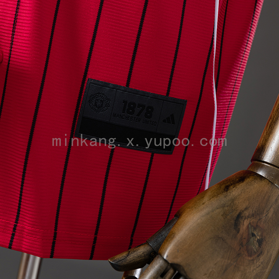 Camiseta Manchester United 2023/24 US Pack - detalle escudo