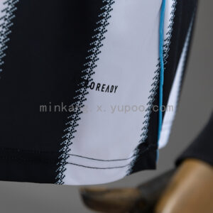 Camiseta Newcastle United 2023/24 Local Manga Larga - detalle escudo