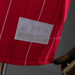 Camiseta Nottingham Forest 2023/24 Local - detalle escudo