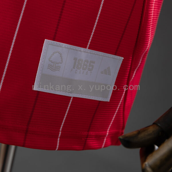 Camiseta Nottingham Forest 2023/24 Local - detalle escudo