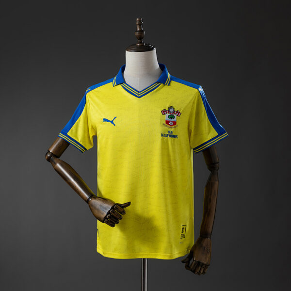 Camiseta Southampton 2022/23 Tercera Aniversario - detalle escudo