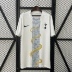Camiseta Tottenham Hotspur 2024/25 Pre-Partido Edición Especial - detalle del cuello y logo Nike