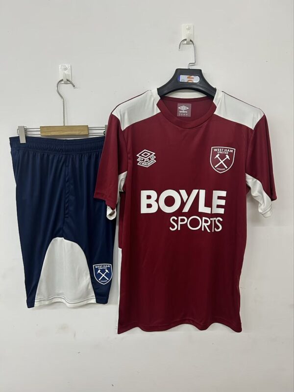 Camiseta West Ham United 2023/24 Entrenamiento - vista trasera y shorts