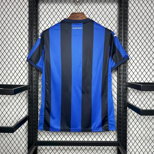 Camiseta Atalanta 2022/23 Local - detalle escudo y patrocinador