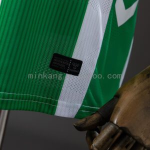 Camiseta Real Betis Balompié 2023/24 Local — detalle escudo