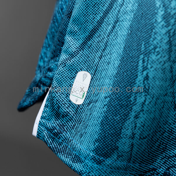 Camiseta Cádiz CF 2024/25 Tercera - detalle del escudo y logo Macron