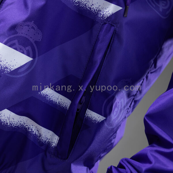 Cortaviento Real Madrid 2024/25 Entrenamiento Morado - detalle escudo