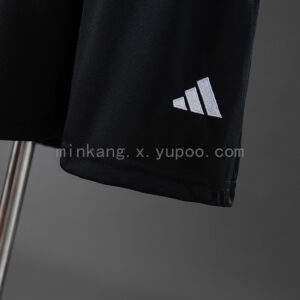 Camiseta Real Madrid 2024/25 Edición Especial - detalle escudo y mitad blanca