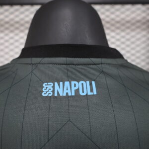 Camiseta Napoli 2023/24 Edición Especial Samurai - detalle escudo