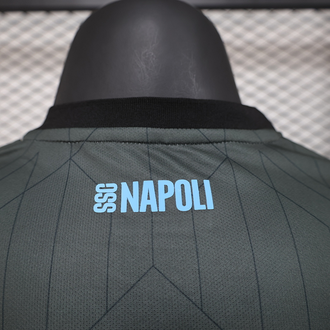 Camiseta Napoli 2023/24 Edición Especial Samurai - detalle escudo