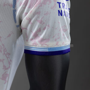 Camiseta Aston Villa 2023/24 Visitante - detalle escudo y logo Adidas