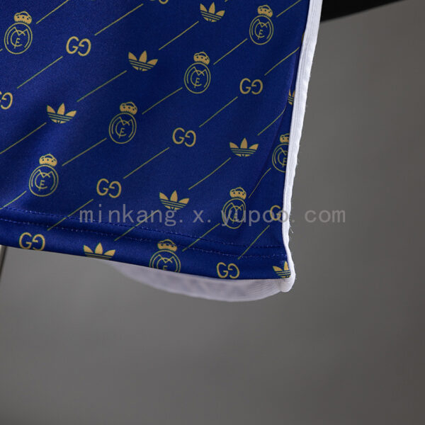 Camiseta Real Madrid 2022/23 Local Version Jugador — detalle escudo