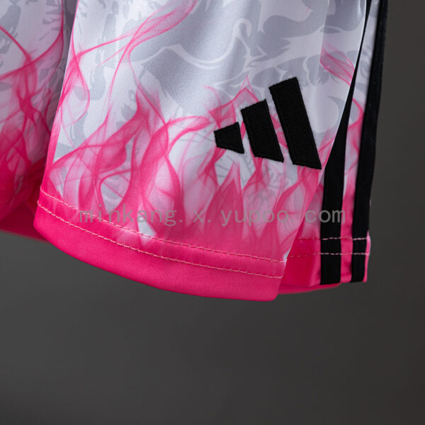 Camiseta Real Madrid Edición Especial Dragón Blanco y Rosa - detalle del dragón en la espalda