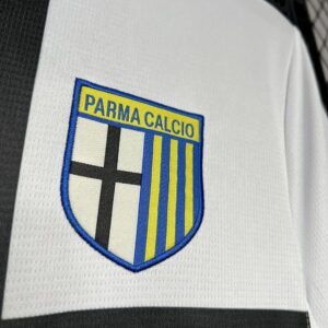 Camiseta Parma 2024/25 Local - detalle escudo del club