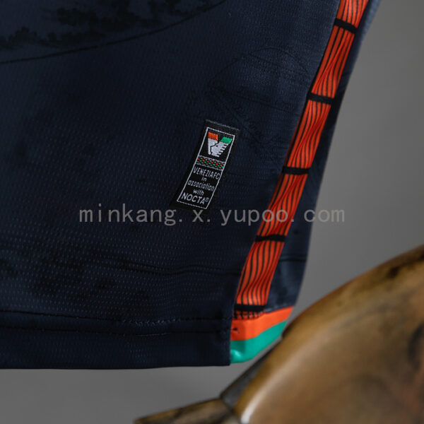 Camiseta Venezia 2024/25 Local - detalle puño y lateral naranja en lado izquierdo